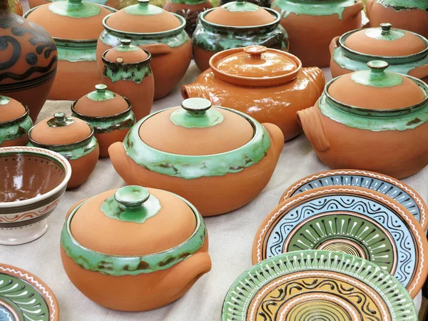 Beautiful handmade clay pots and other dishes sold at the fair — Stock Photo, Image