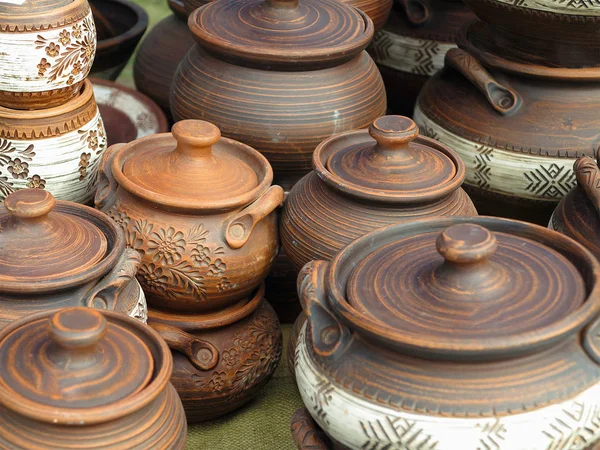 Hermosas ollas de arcilla hechas a mano y otros platos vendidos en la feria —  Fotos de Stock