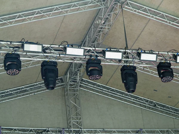 Structures of stage illumination spotlights equipment — Stock Photo, Image