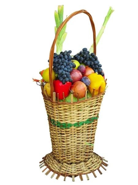 Wiklinowy kosz wypełniony kolorowymi organicznymi warzywami świeże harv — Zdjęcie stockowe