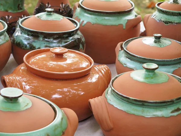Hermosas ollas de arcilla hechas a mano y otros platos vendidos en la feria —  Fotos de Stock