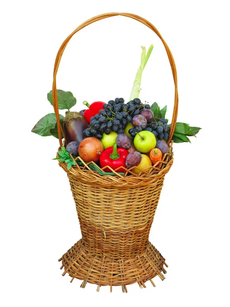 Cesta de mimbre llena de coloridas verduras orgánicas frescas harv — Foto de Stock