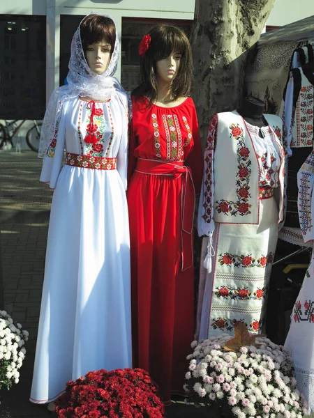 Maniquí de señora en balcánico tradicional nacional, moldavo, roma — Foto de Stock