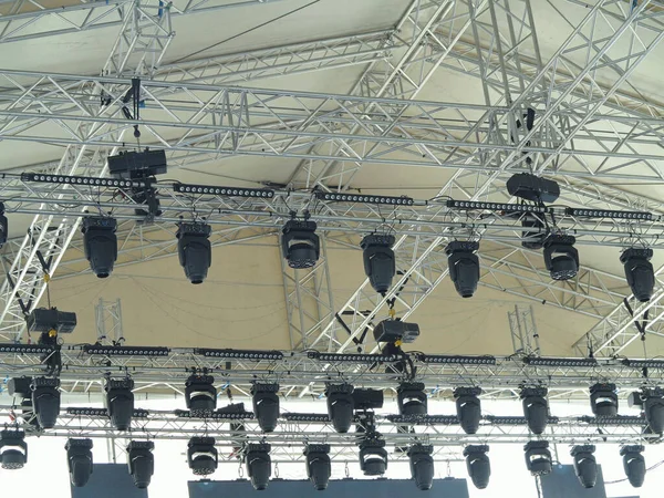 Estructuras del equipo de proyectores de iluminación de escenario — Foto de Stock