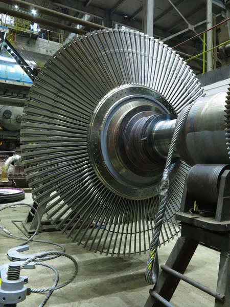 Generátor energie parní turbín v procesu opravy, strojního zařízení, potrubí — Stock fotografie
