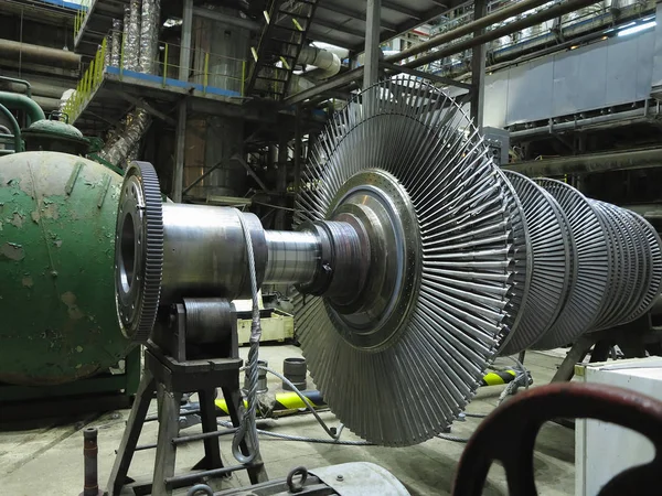Stroomgenerator stoomturbine in reparatieproces, machines, pijp — Stockfoto