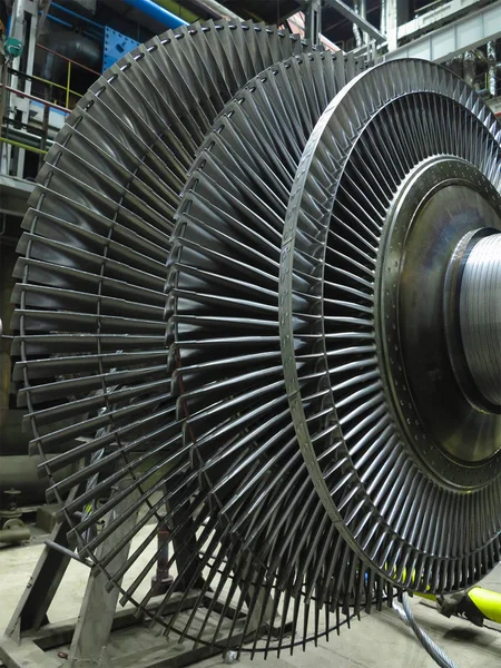 Turbine à vapeur de générateur d'énergie dans le processus de réparation, machines, tuyau — Photo