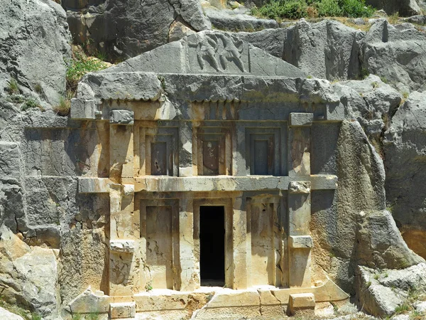Antiguas ruinas de la tumba de roca Myra lycian en Demre, Antalya . —  Fotos de Stock