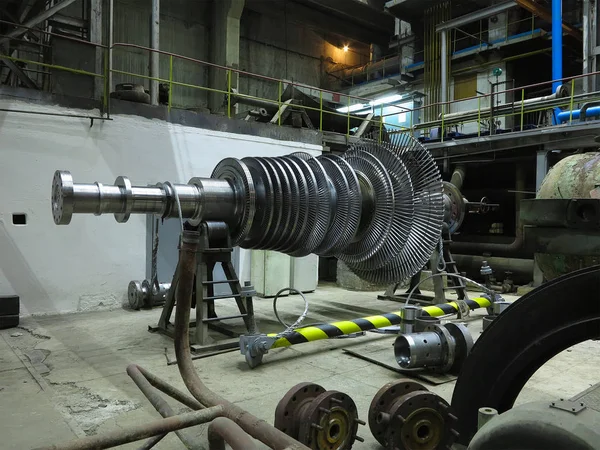 Generador de energía turbina de vapor en proceso de reparación, maquinaria, tubería — Foto de Stock