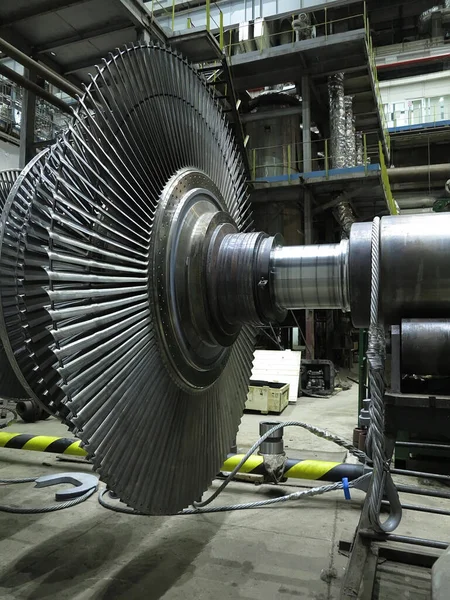 Turbine à vapeur de générateur d'énergie dans le processus de réparation, machines, tuyau Images De Stock Libres De Droits