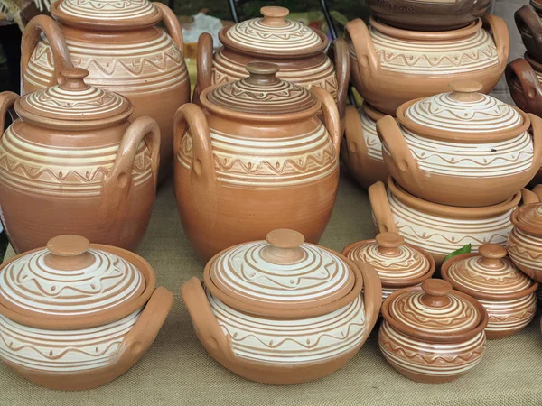 Hermosas ollas de arcilla hechas a mano y otros platos vendidos en la feria — Foto de Stock