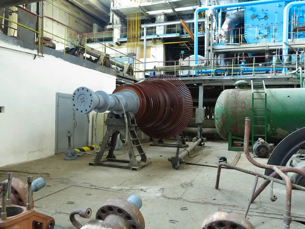 Generatore di corrente turbina a vapore nel processo di riparazione, macchinari, tubi — Foto Stock