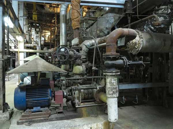 Pompe industriali ad acqua grande con motori elettrici, tubi, tubi — Foto Stock