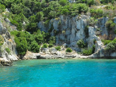Eski bir Lycia şehri olan Kekova 'daki batık kalıntılar.