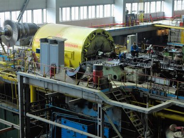 28.01.2020, Moldova, Chisinau: Onarım süreci, makine, boru, tüpler, elektrik santralinde güç jeneratörü buhar türbini                     