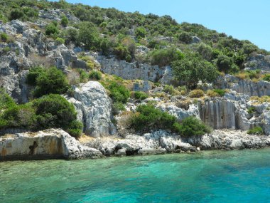 Eski Likya kenti antik Simena 'nın Kekova Dolichiste adasında bulunan batık kalıntılar, Bizans dönemine kadar yeniden inşa edilmiş ve var olan bir deprem ile yıkıldı. Antalya, Türkiye.