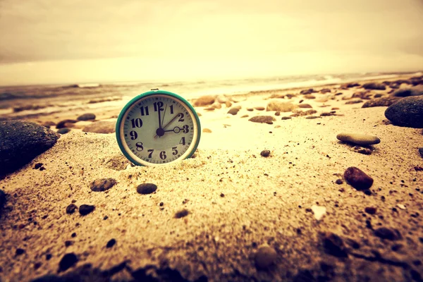 Klok op het strand. Tijd en business concept. — Stockfoto