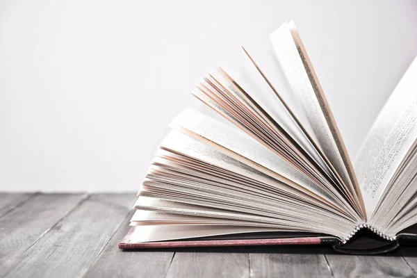 나무 탁자 위에 펴 놓은 책. — 스톡 사진
