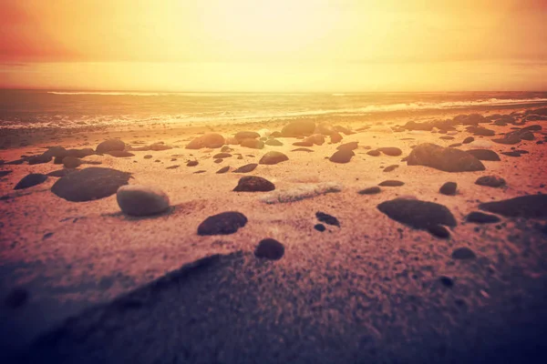 Pôr-do-sol abstrato sobre mar e praia . — Fotografia de Stock