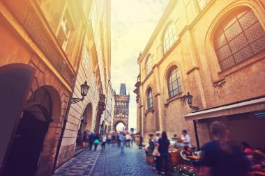 Kalabalık turist ile Prag sokaklarında. 