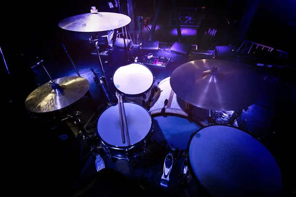 Tambores e pratos no palco antes do concerto . — Fotografia de Stock