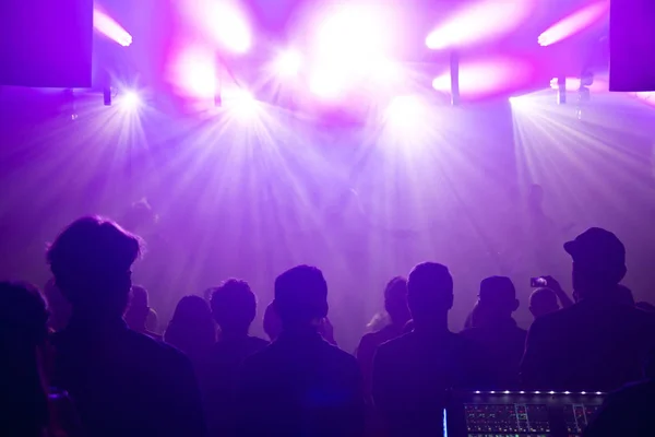 Rockband-Silhouetten auf der Bühne bei Konzert. — Stockfoto