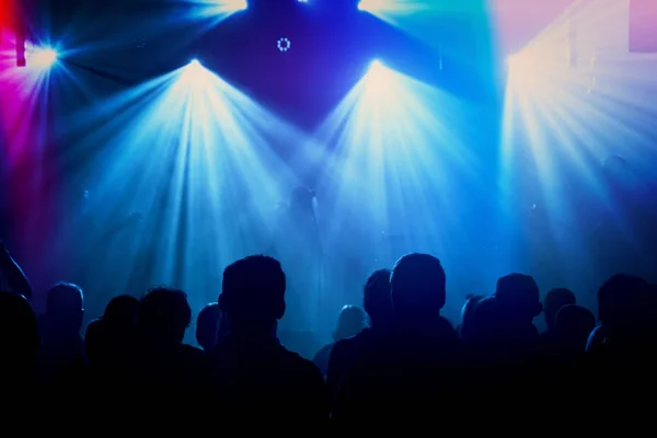 Rockband-Silhouetten auf der Bühne bei Konzert. — Stockfoto