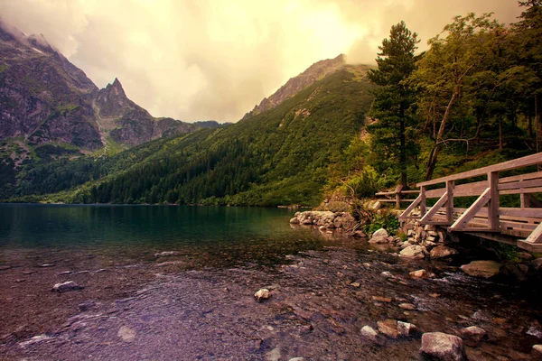 Lago en las montañas . — Foto de Stock