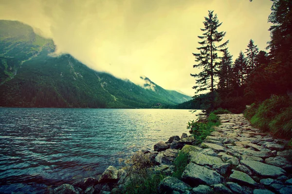 Lago en las montañas . — Foto de Stock