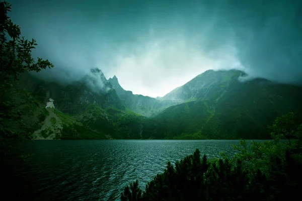 Niebla y nubes oscuras en las montañas . — Foto de Stock