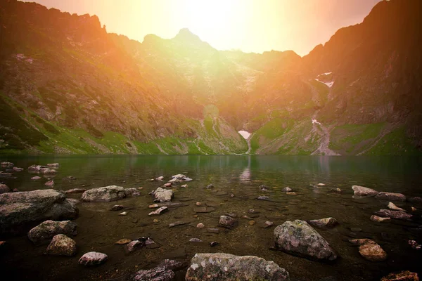 Ηλιοβασίλεμα πάνω από την λίμνη και στα βουνά. — Φωτογραφία Αρχείου