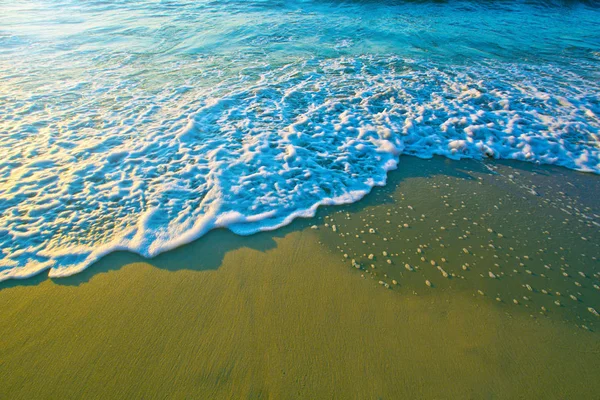 Ondas marinhas azuis na areia . — Fotografia de Stock