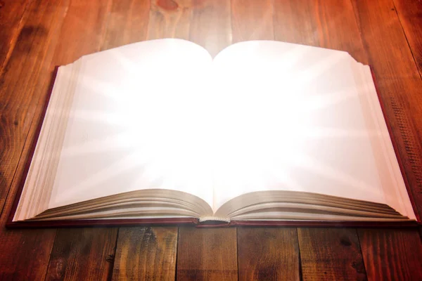 Open boek op houten tafel. — Stockfoto