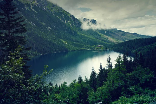 산속의 호수와 구름. — 스톡 사진