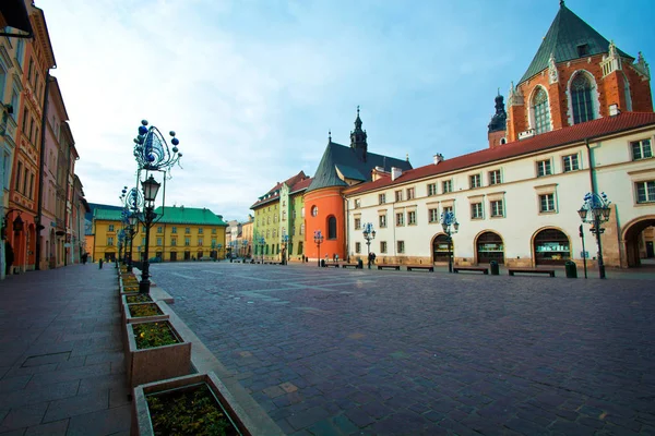 Kis piac tér Krakkóban, Lengyelország. — Stock Fotó