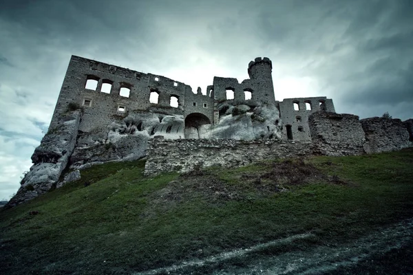 Ruinerna av det gamla medeltida slottet. — Stockfoto