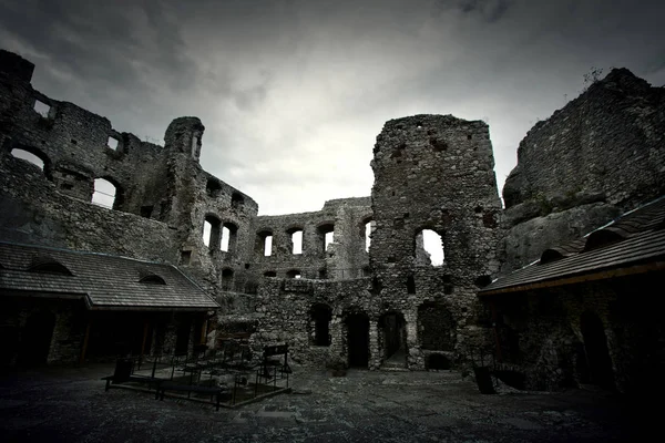 Ruiny starego średniowiecznego zamku. — Zdjęcie stockowe