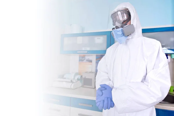 Koruyucu Üniformalı Maskeli Bir Doktor Coronavirüs Salgını Covid Konsepti — Stok fotoğraf
