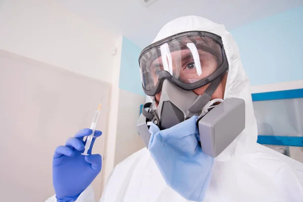 Arzt Schutzanzug Und Maske Hält Spritze Mit Impfstoff Der Hand — Stockfoto
