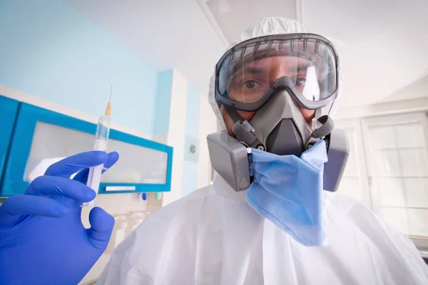 身着防护服戴口罩的医生拿着注射器注射疫苗 科罗纳韦病毒的爆发Covid 19概念 — 图库照片