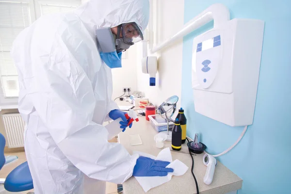 Doutor Uniforme Terno Proteção Máscara Limpa Laboratório Surto Coronavírus Conceito — Fotografia de Stock