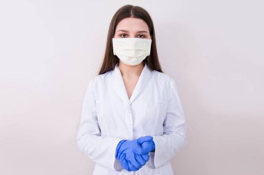 Yüz maskesi ve eldiven takan kadın doktor. Covid-19 konsepti.
