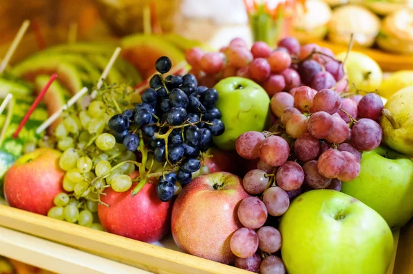 Feestzaal tabel met verschillende vruchten — Stockfoto