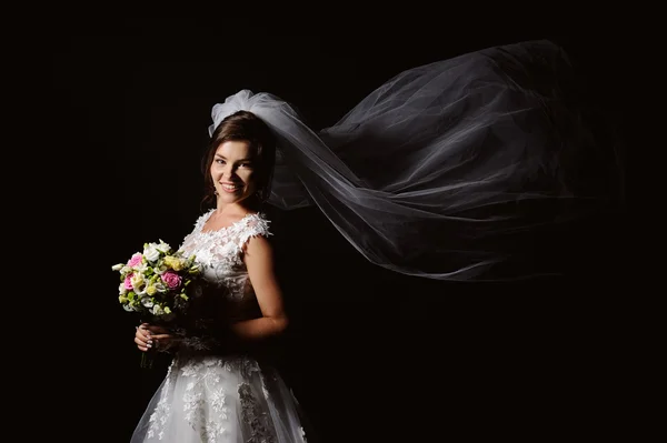 Jeune mariée avec bouquet — Photo