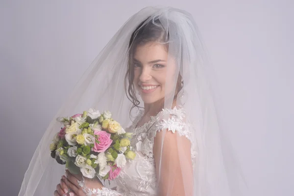 Junge Braut mit Strauß — Stockfoto