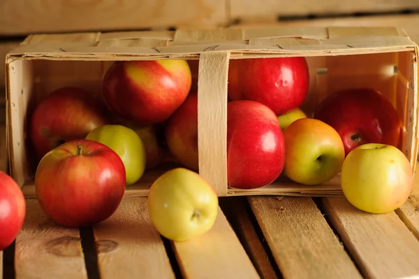 Boîte à caisses en bois pleine de pommes fraîches — Photo