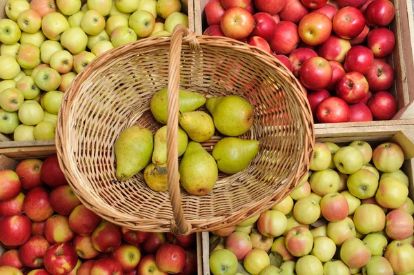 Boîte à caisses en bois pleine de pommes fraîches — Photo