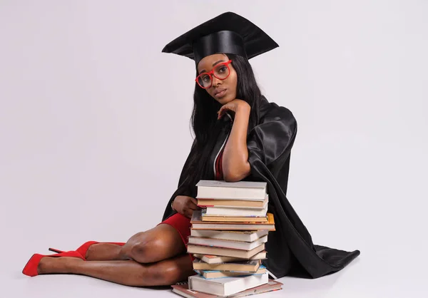 Портрет студента у випускному платті — стокове фото