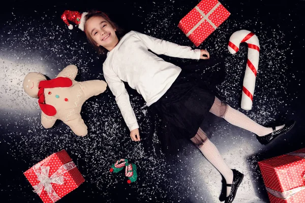 Ragazza felice bambino con regali di Natale — Foto Stock