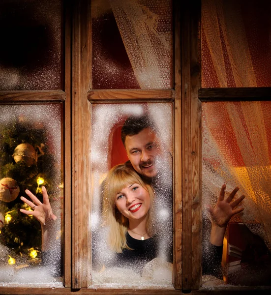 Szczęśliwy wesoły mężczyzna i Kobieta, patrząc przez okno mrożone — Zdjęcie stockowe